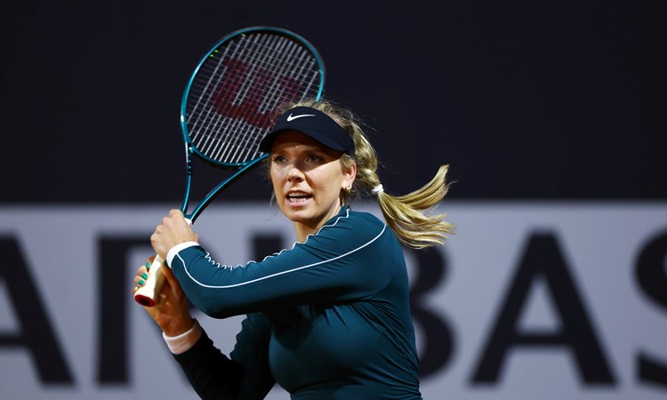 Katie Boulter hits a backhand at the Italian Open