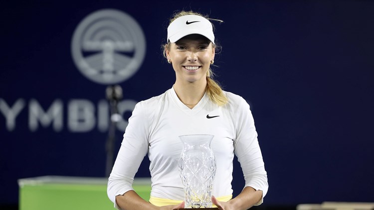 Katie Boulter holding the San Diego Open title 