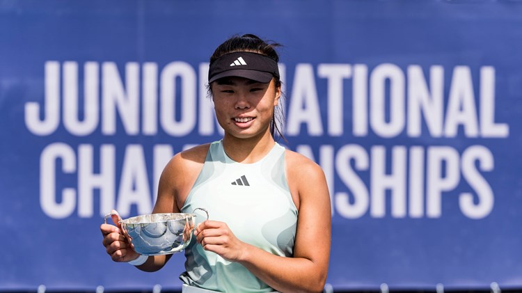 Mimi Xu with the trophy at the 18U Lexus Junior National Championships
