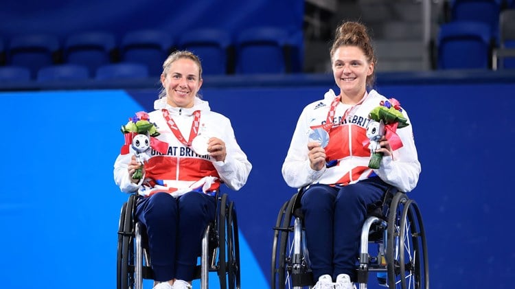 Lucy Shuker and Jordanne Whiley with silver medals at the 2020 Tokyo Paralympics