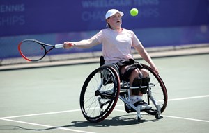 Ellie Robertson lines up a forehand at the 2022 British Open