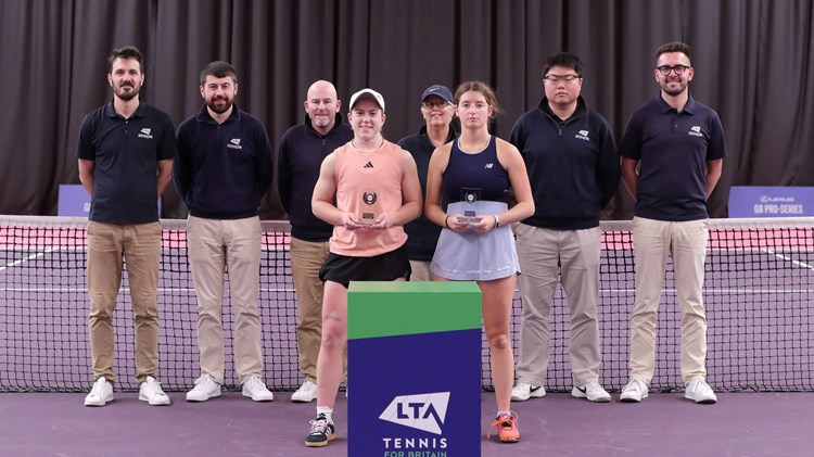 Sonay Kartal holding the W25 Loughborough singles title
