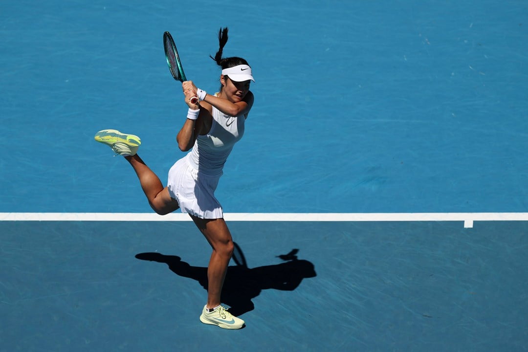 Emma Raducanu strikes a backhandat the 2025 Australian open