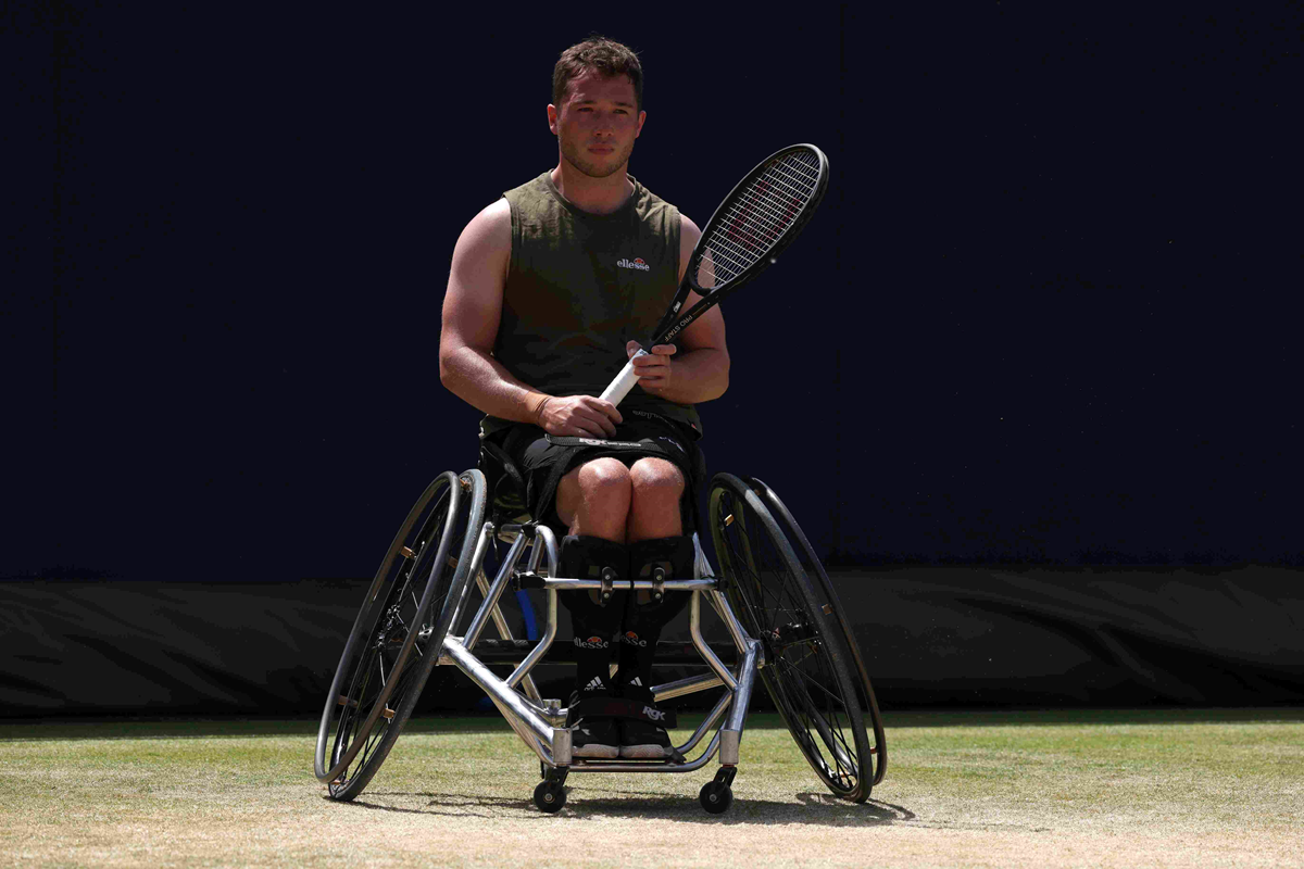 Alfie Hewett playing tennis on a grasscourt