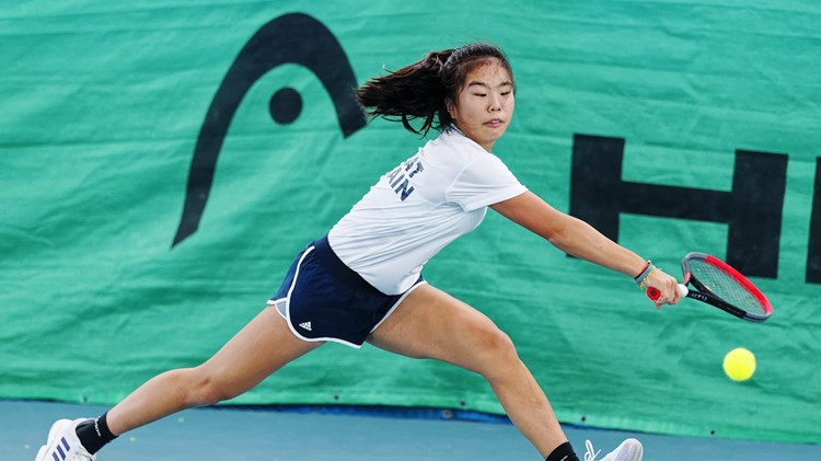 Junior Welsh tennis player Mimi Xu