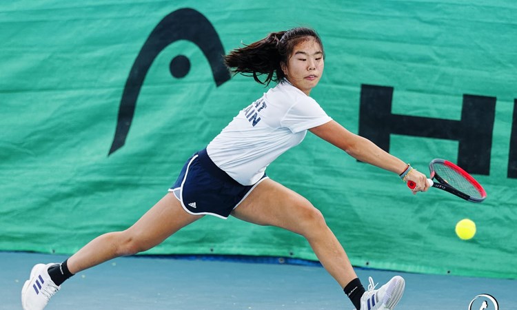 Junior Welsh tennis player Mimi Xu