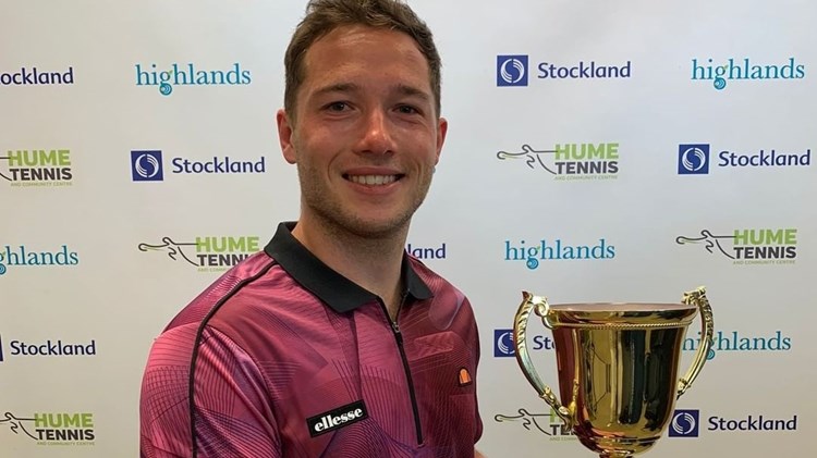 Alfie Hewett holding the Melbourne Open title