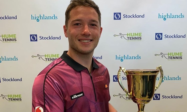 Alfie Hewett holding the Melbourne Open title