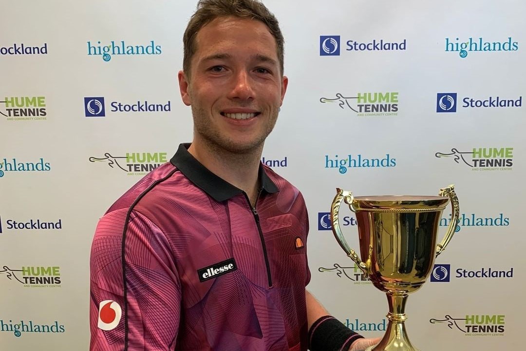 Alfie Hewett holding the Melbourne Open title