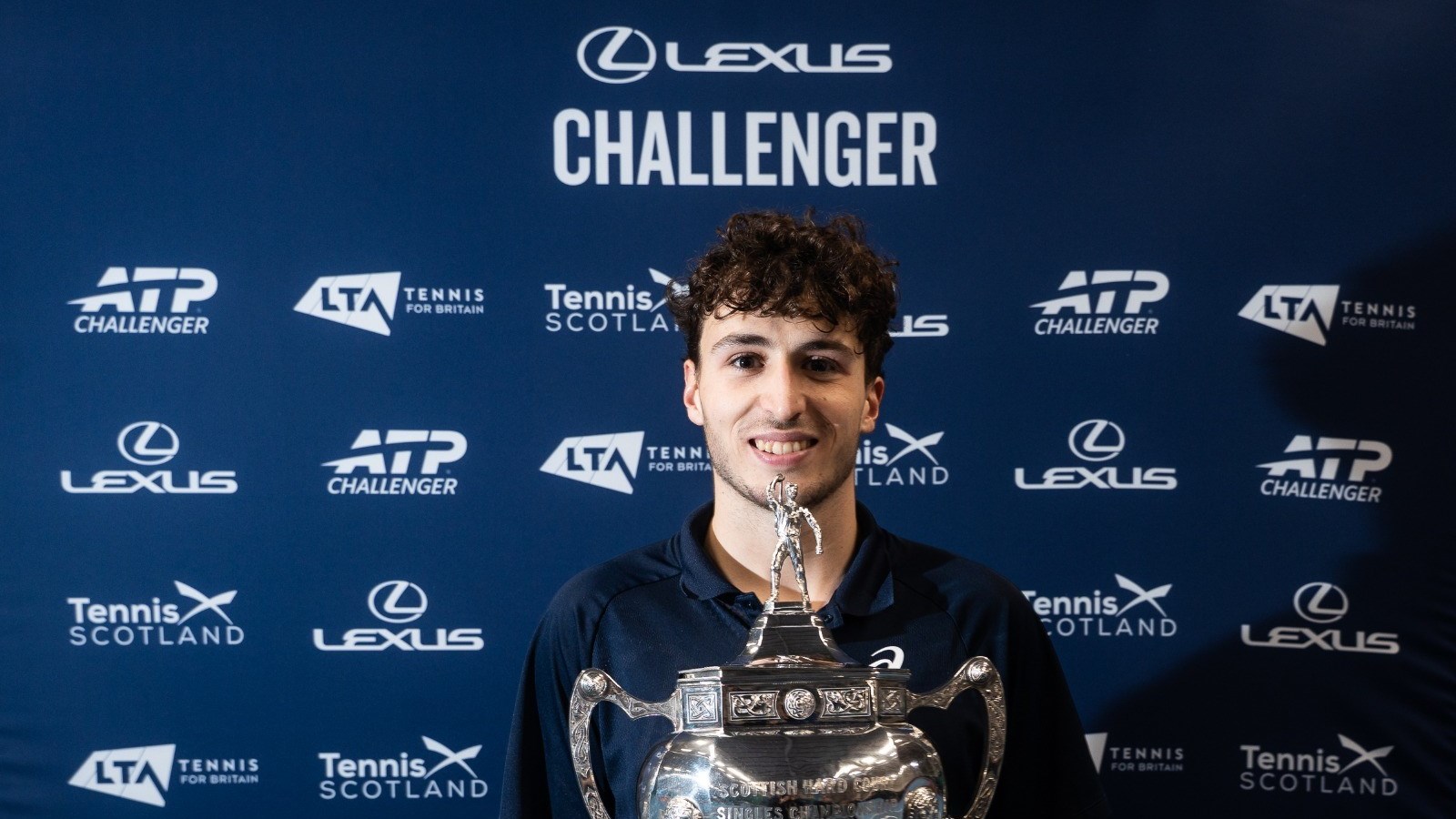 Clement Chidekh holding the title at the Lexus Glasgow Challenger