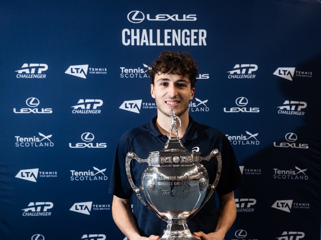 Clement Chidekh holding the title at the Lexus Glasgow Challenger