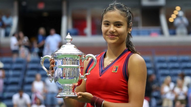 Emma Raducanu with the US Open trophy