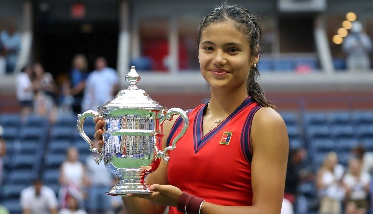 Emma Raducanu with the US Open trophy