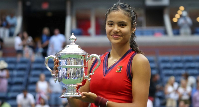 Emma Raducanu with the US Open trophy