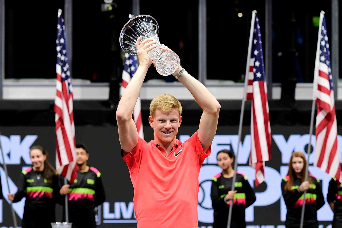 Kyle Edmund lifting New York Open trophy