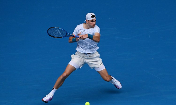 Jack Draper hitting a forehand at the 2023 Australian Open