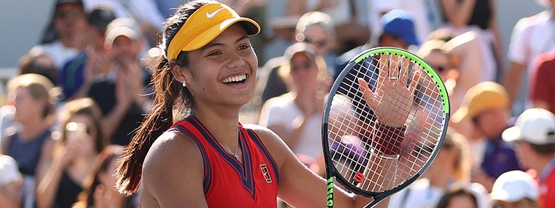 Emma Raducanu applauding the tennis crowd at the US Open