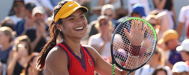 Emma Raducanu applauding the tennis crowd at the US Open