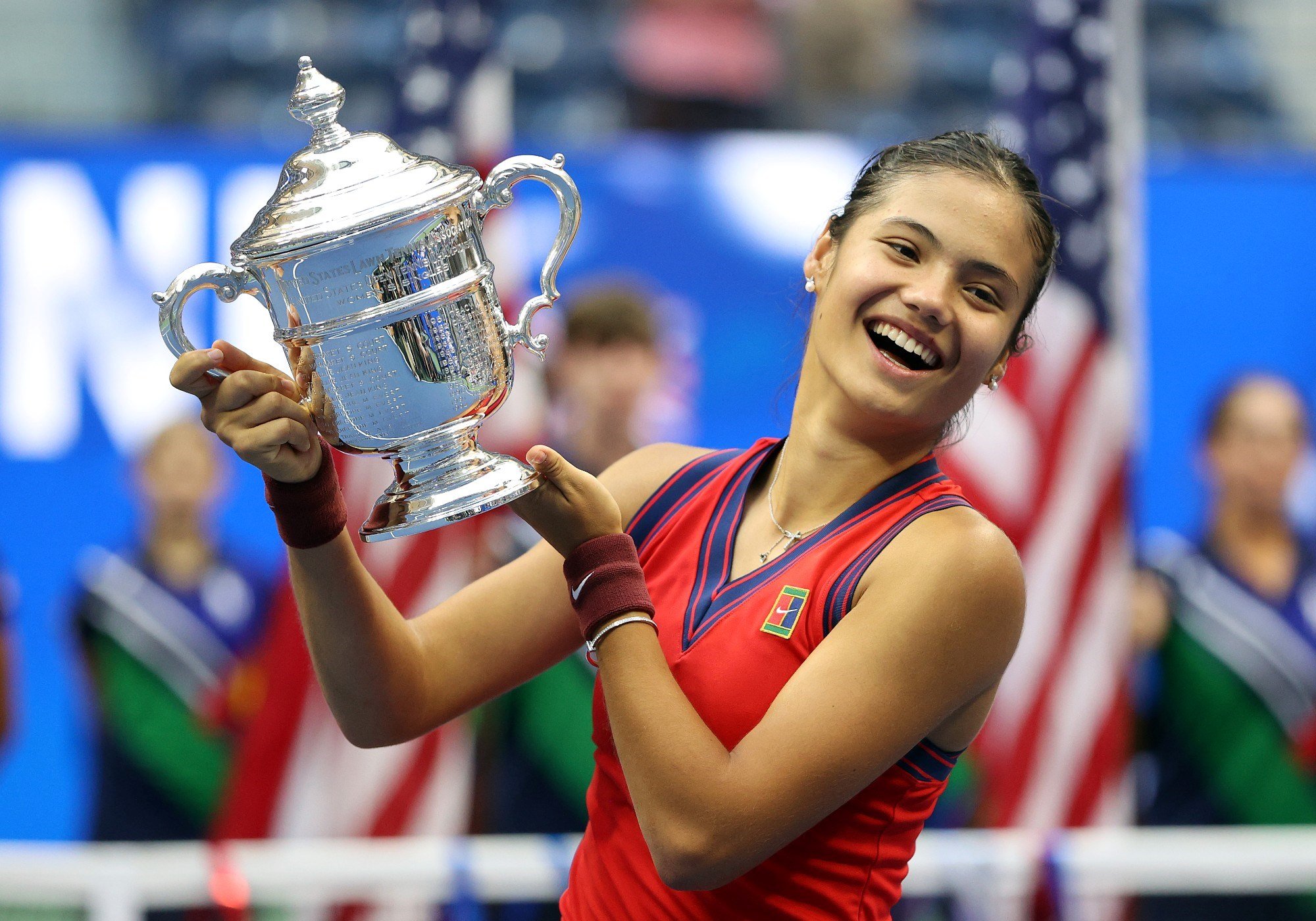 Emma Raducanu with the trophy after defeating Leylah Annie Fernandez at the Women's Singles final of the 2021 US Open