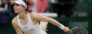 Kylie Bilchev serving at a tennis tournament