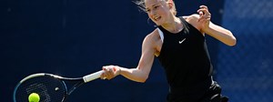 Jessica Dawson playing a tennis forehand at a tournament