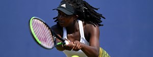 Hephzibah Oluwadare playing a backhand tennis shot at a tournament