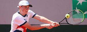 Jack Pinnington Jones playing a double handed backhand at a tennis tournament