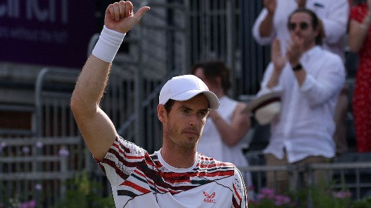 Andy Murray gives the crowd a thumbs up at the cinch Championships 2021.