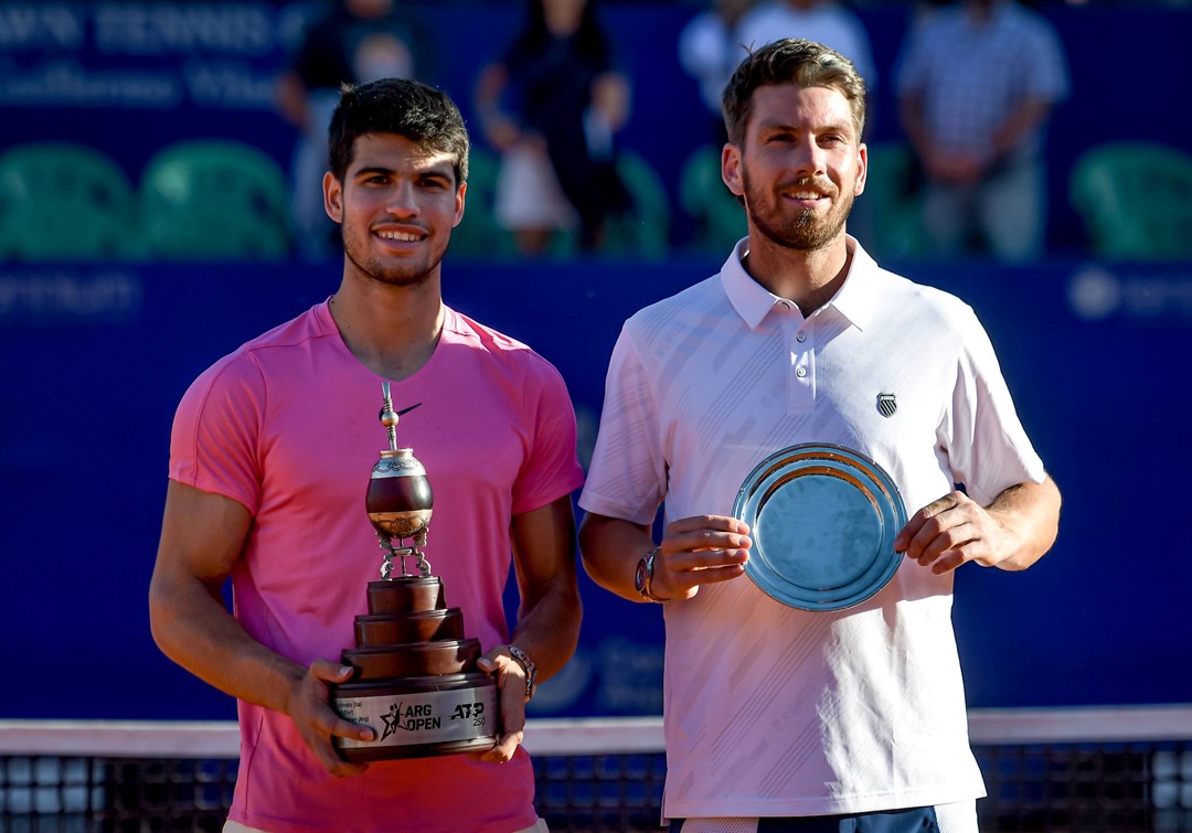 Cam Norrie next to Carlos Alcaraz holding the 2023 Argentinian Open runners-up trophy