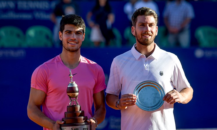 Cam Norrie next to Carlos Alcaraz holding the 2023 Argentinian Open runners-up trophy