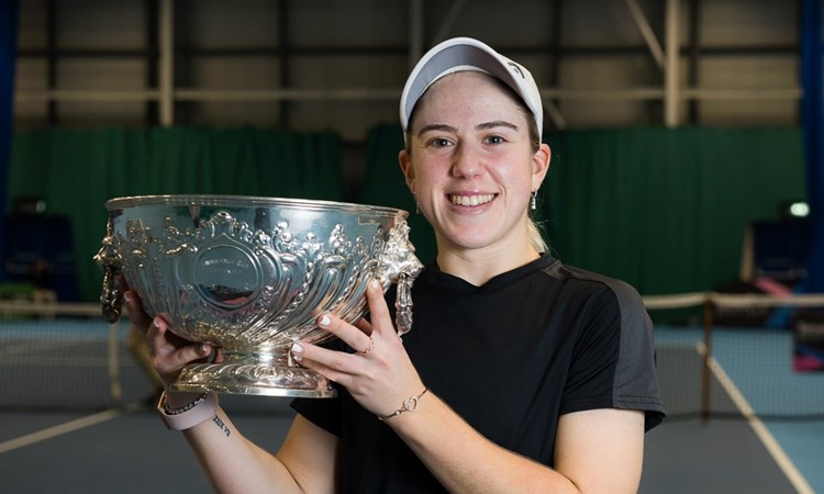 Sonay Kartal holding the women's singles trophy for the Glasgow $25k.