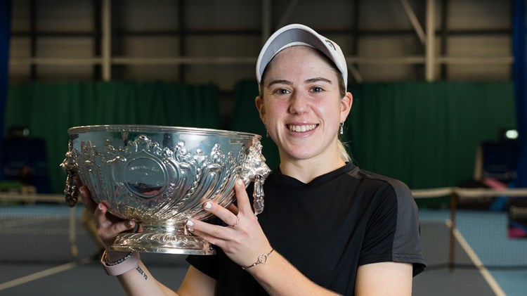 Sonay Kartal holding the women's singles trophy for the Glasgow $25k.