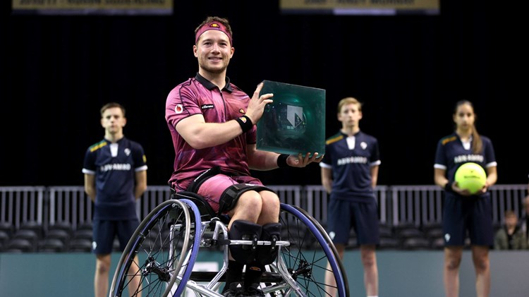 Alfie Hewett holding the Rotterdam singles title