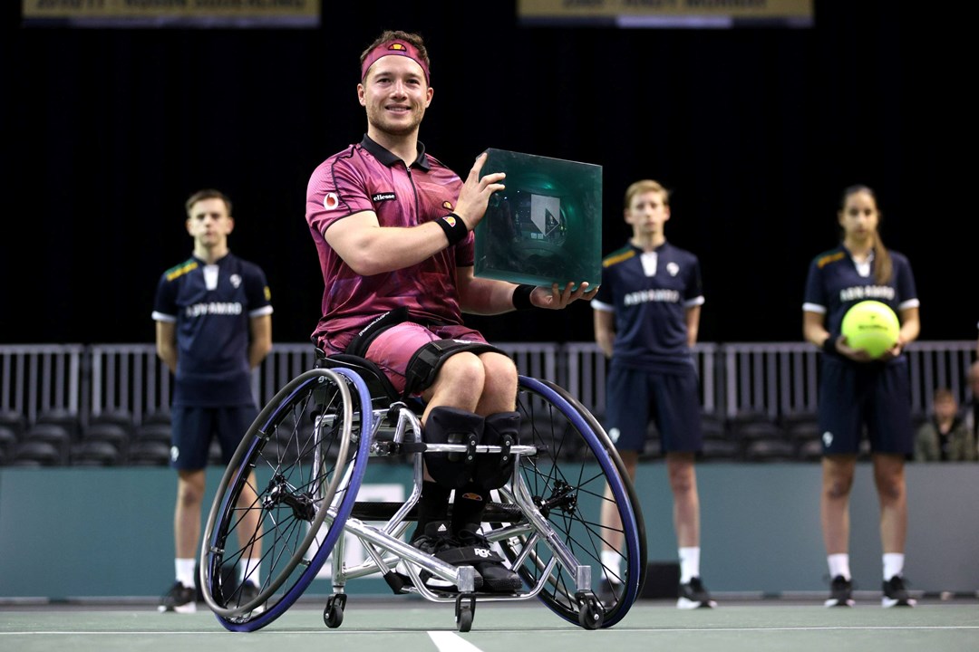 Alfie Hewett holding the Rotterdam singles title