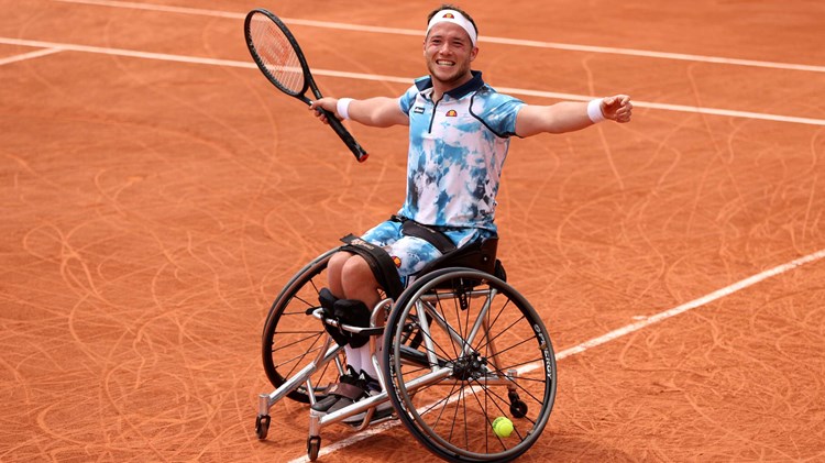 Alfie Hewett celebrates winning the 2021 French Open singles title