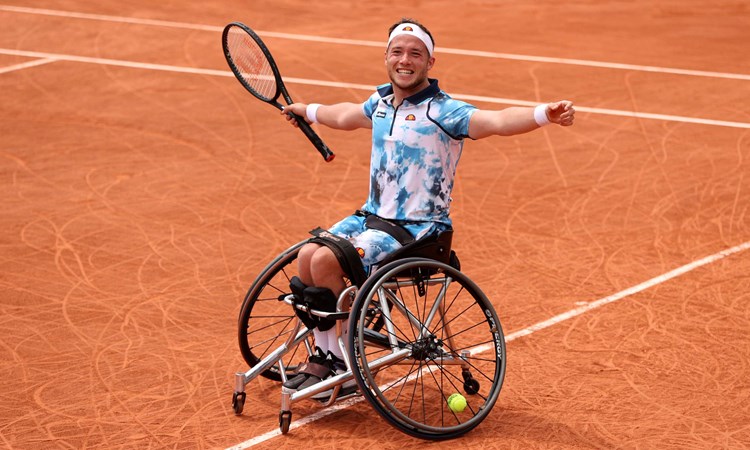 Alfie Hewett celebrates winning the 2021 French Open singles title