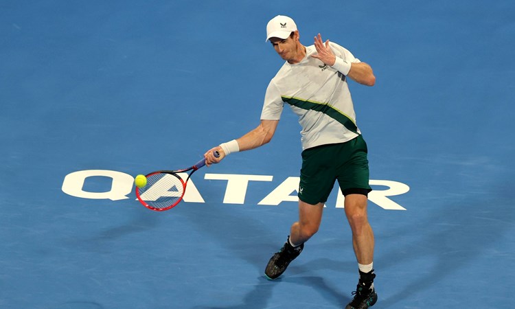 Andy Murray hitting a forehand in the 2023 Qatar Open final