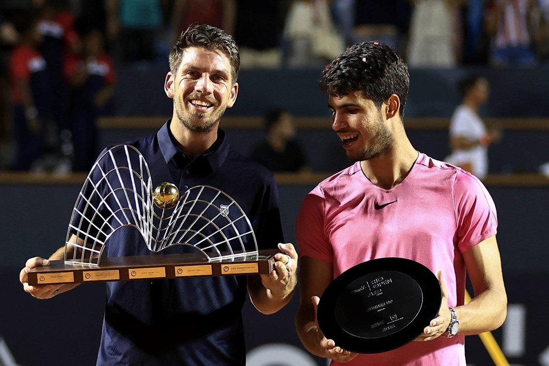 Cam Norrie holding the Rio Open title next to Carlos Alcaraz