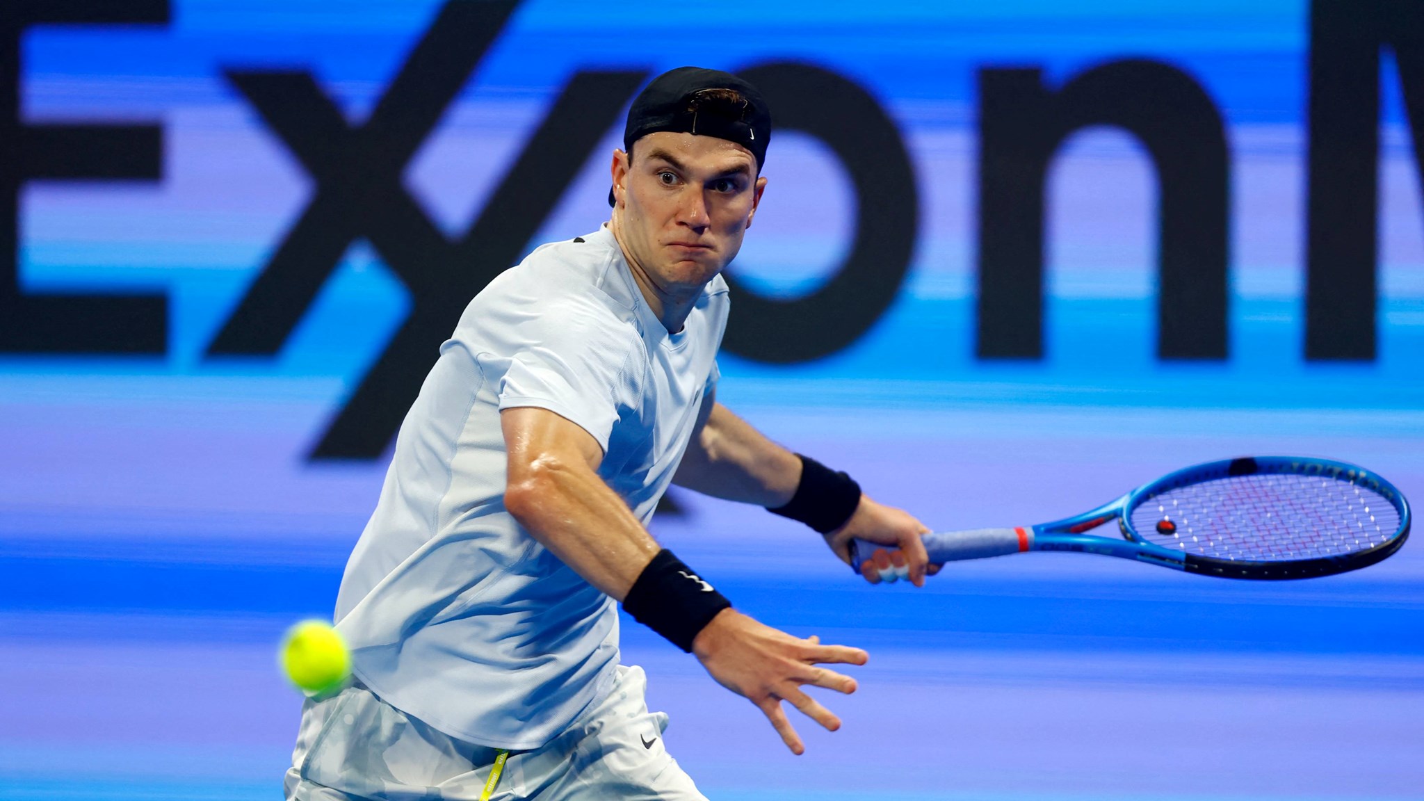 Jack Draper lines up a forehand at the Qatar Open