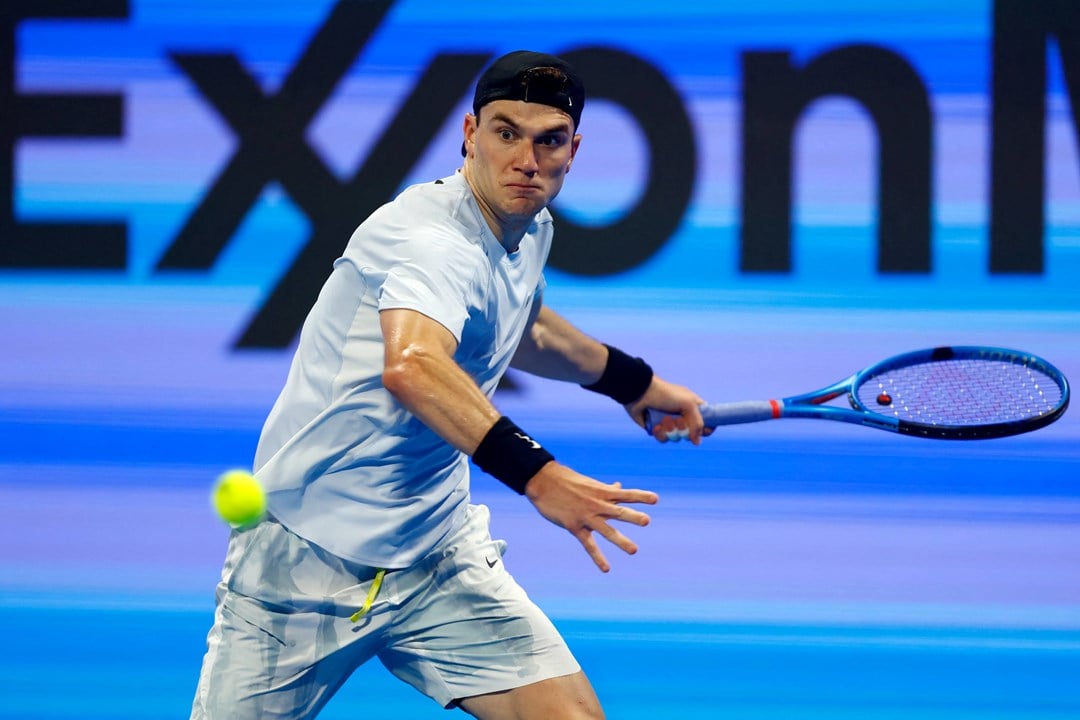 Jack Draper lines up a forehand at the Qatar Open