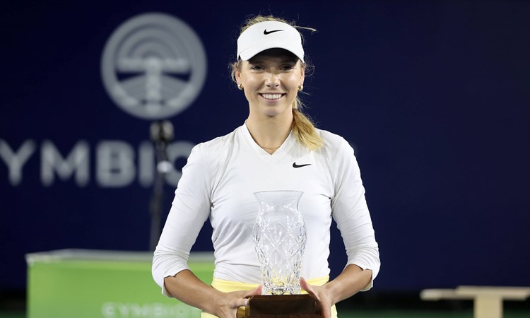 Katie Boulter holding the San Diego Open title 