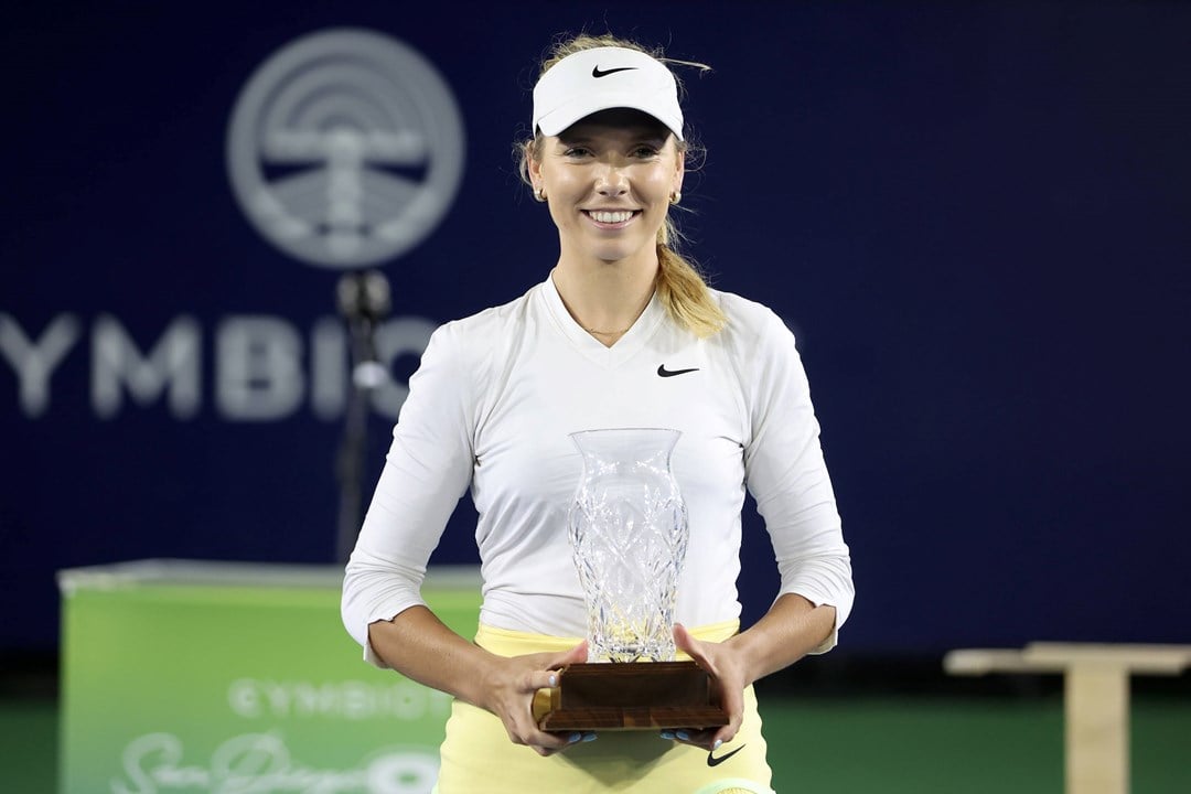 Katie Boulter holding the San Diego Open title 