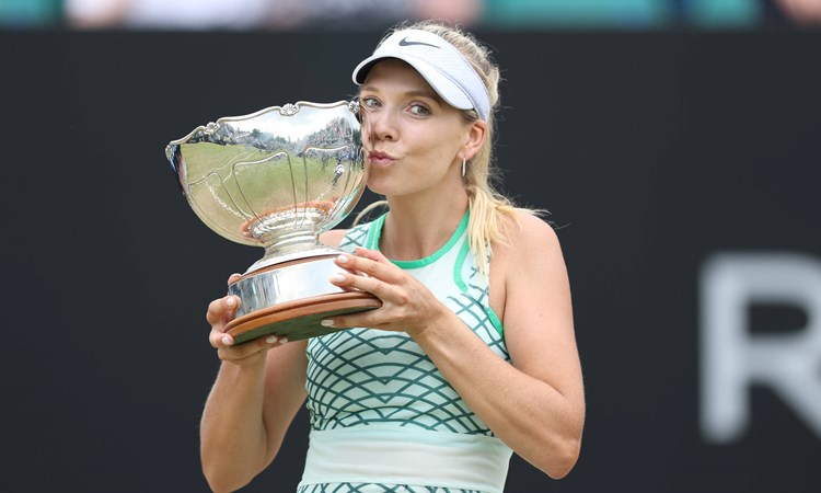 Katie Boulter celebrates winning the Rothesay Open Nottingham by kissing the trophy