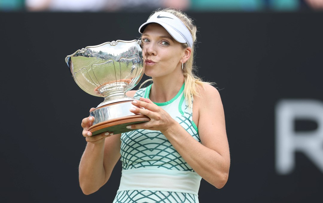 Katie Boulter celebrates winning the Rothesay Open Nottingham by kissing the trophy