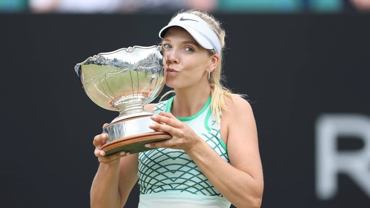 Katie Boulter celebrates winning the Rothesay Open Nottingham by kissing the trophy