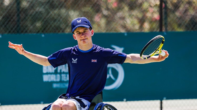 Quad wheelchair player Oliver Cox hitting a backhand slice on court
