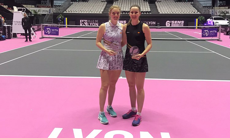 Alicia Barnett and Olivia Nicholls holding the runners-up trophy at the Lyon Open 2022