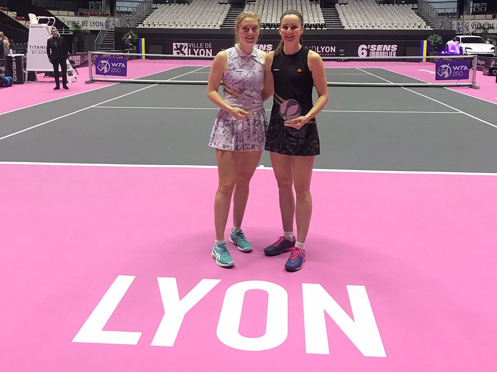 Alicia Barnett and Olivia Nicholls holding the runners-up trophy at the Lyon Open 2022