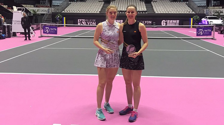 Alicia Barnett and Olivia Nicholls holding the runners-up trophy at the Lyon Open 2022