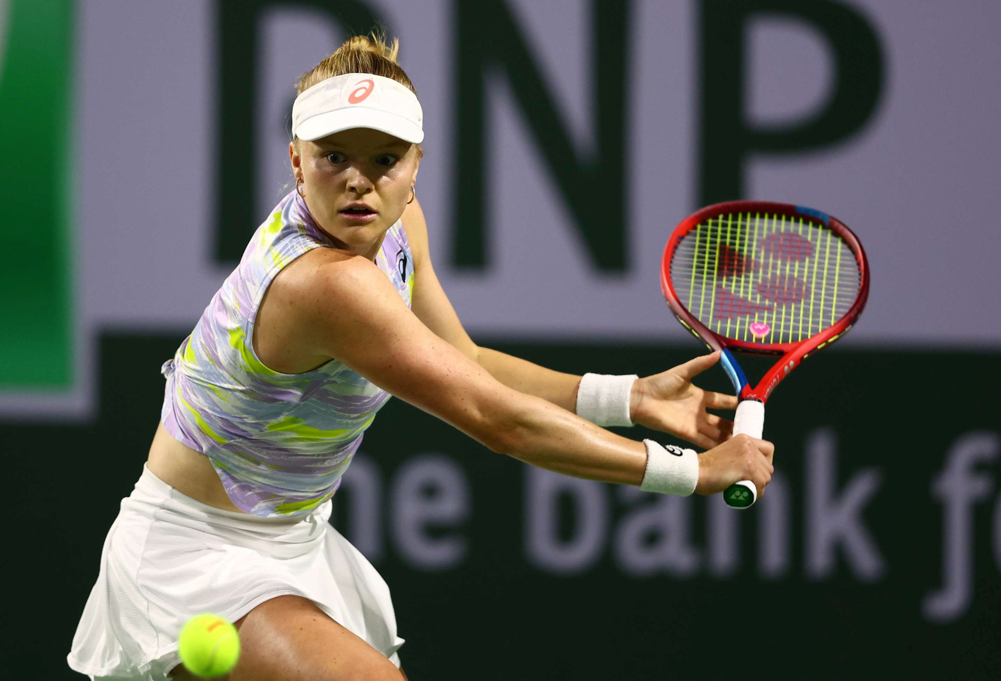 Harriet Dart lines up a backhand in the opening round of Indian Wells 2022